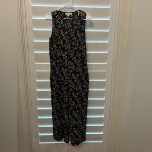 Multi colored jumpsuit with pockets zips on the side ! Good condition